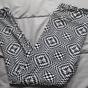Lularoe Trippy Black and White Leggings TC